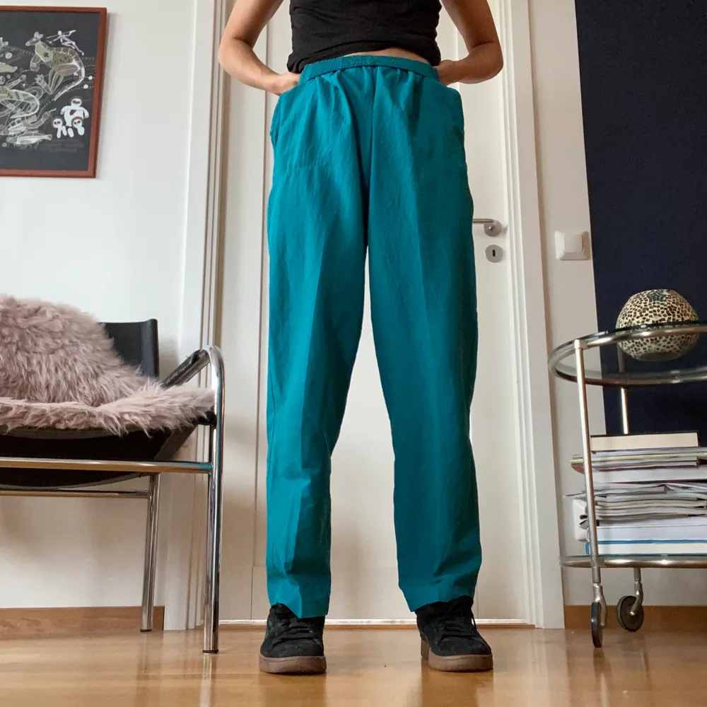 tunna sköna byxor i fin färg! jag är 160 cm 🌟. Jeans & Byxor.