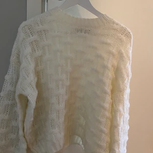 Stickad tröja - Helt oandvänd tröja, köpte för cirka ett halvår sen men har aldrig haft tid att andvända den.💗 bra skick och trendig tröja💗