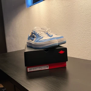 Jordan one elevate low ” univeristy blue”.  - Jordan one elevate low ” univeristy blue”. Skor som är använda 3 gånger. Köpta på Nike store i USA. Kvitto finns.  Strl 