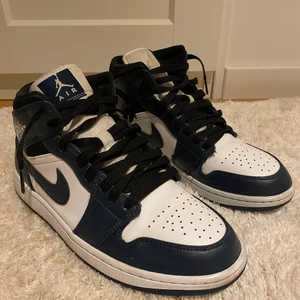Jordan 1 mid Armony Navy - Tjena! Säljer mina Jordan 1 mid pga att de har blivit för små. Storleken är 42,5 och de är i väldigt bra skick. Orginal box och crease skydd ingår. Pris går att diskutera vid snabb affär.
