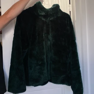 Mörkgrön fuskpäls - En mörkgrön fuskpäls från Lindex som sitter så fint på! Storlek M.