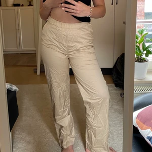 Cargobyxor utan fickor  - Cargobyxor med lappen fortfarande kvar 