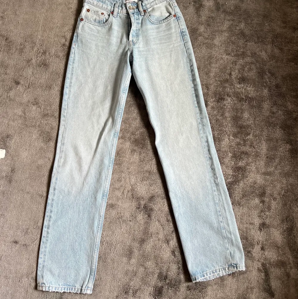 Straight jeans från zara💗storlek 34💗jeansen är i ljusblå tvätt och som nya💗jeansen är långa på mig som är 166. Jeans & Byxor.