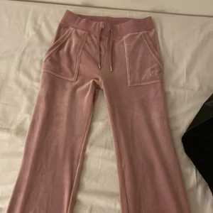 Juicy byxor  - Säljer dessa helt nya juicy couture byxorna i rosa. Aldrig använda och de är i storlek xs. Buda fårn 750. OBS köparen står för frakten och finns även ett par likadana byxor i blå på min profil❤️