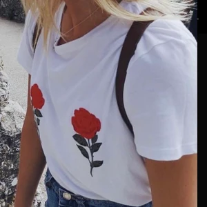 T-shirt med rosor - Vit T-shirt i vanlig passform med röda rosor i strl XS