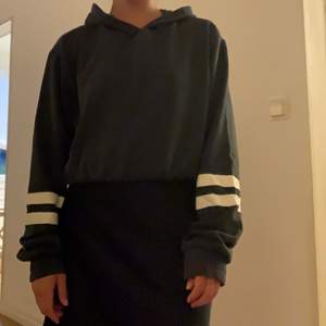 Mörkgrön hoodie med dragsnöre, använd sparsamt, storlek 34