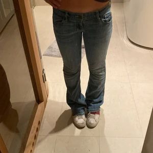 Lågmidjade jeans - Hör har vi ett par lågmidjade jeans från hollister, köpta i Danmark på en second hand butik för 480kr, sedan dess har jag inte använt dem och därför vill kolla om någon av er vill köpa. Kontakta för mer info och bilder!