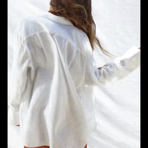 Linneskjorta från zara - Vit oversized skjorta i linne från zara. Endast använd 3 gånger!😊