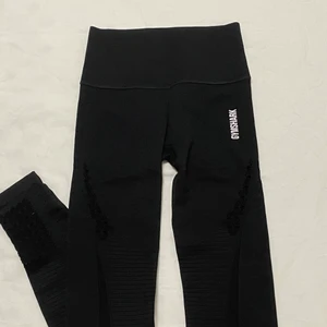 Gymshark  - Hej, har aldrig använt byxorna för att dom är i storlek XS, och hoppas dom hör byxorna kan hitta en ny användare som kan använda dom, dom är väldigt mjuka o sköna att ha på sig inget jobbigt eller tight, hör av dig om du blir intresserad 