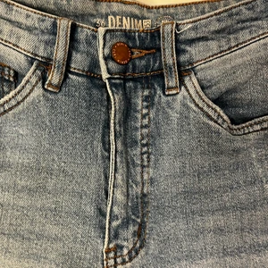 Jeans  - Säljer då ett par raka jeans pga dom passar inte längre