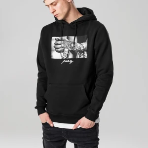 Svart hoodie - Säljer min mister tee hoodie. Köpt för 400 säljer för 250+frakt. Användt men bra skick! Skriv för mer bilder