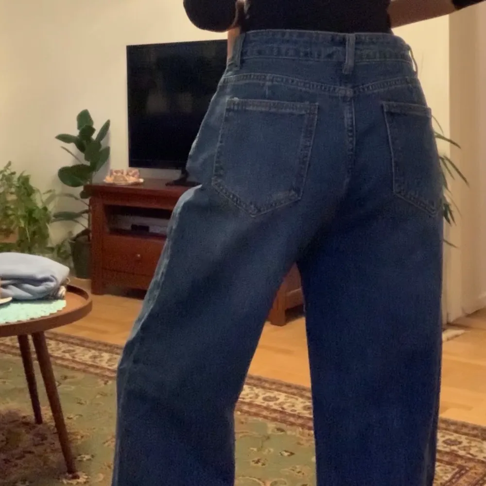 Oanvända oversized jeans. Står storlek M. Midjemåttet är 82 cm och innerbenslängden är 85 cm.  Jag är 171 cm lång för referens och brukar ha S/M. Superbekväma!  Kan mötas upp eller frakta. Köparen betalar frakt. Står inte för postens slarv.. Jeans & Byxor.