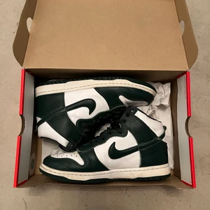 Nike Dunks Spartan green - Knappt använda, bara ett fåtal gånger. Dock är ena skon skadad på hälen, så säljer de för mindre än vad de går för. 