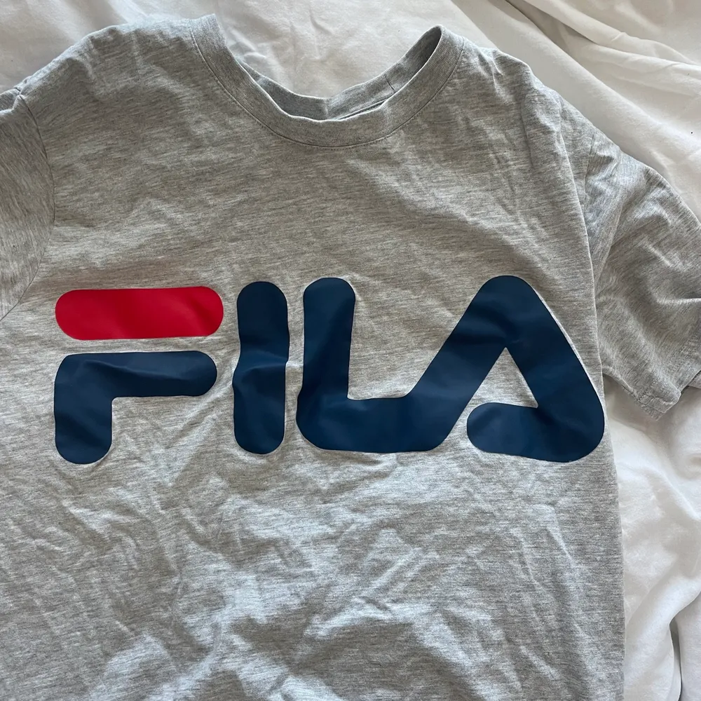 Snygg grå t-shirt från Fila som tyvärr inte kommer till använding 💛 Säljs till högsta bud.. T-shirts.