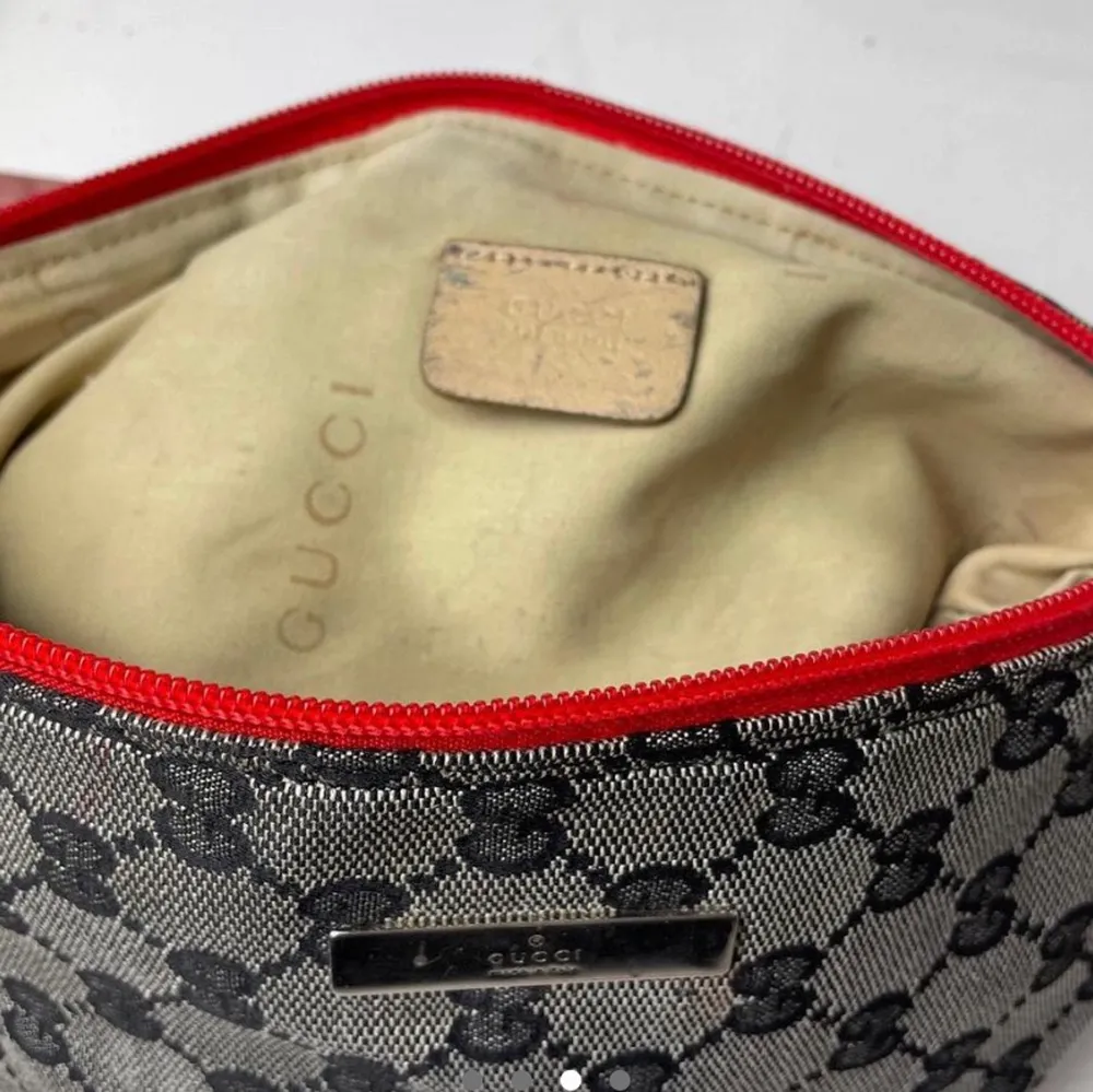 Äkta Vintage Gucci väska   Pris  inkl frakt Priset är pga slitage vid spännena (DM för bild) . Väskor.