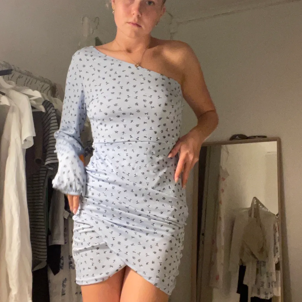 Jättefin blå asymmetrisk klänning från boohoo! I storlek 38 och nyskick, enbart använd ett fåtal gånger ❤️ köpare står för frakten ❤️. Klänningar.