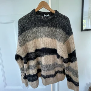 & other stories stickad tröja - Mysig stickad tröja! Perfekt nu till hösten!  Storlek: S  Väldigt bra i kvalitet  Köpt för ca 700kr 