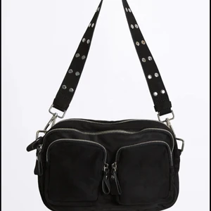 Väska  - Jätte fin väska från gina tricot❤️ säljer pågrund av att den inte kmr till användning! Den är rymlig och man får plats med mycket saker i den🥰