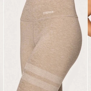 STRONGER TIGHTS - Säljer nu mina Supper fina stronger tighits då dom inte kommer till andvändning länngre,Supper fint skick‼️ storlek xs men passar S ochså!❤️ Köparen står för frakten! Ny pris 799kr