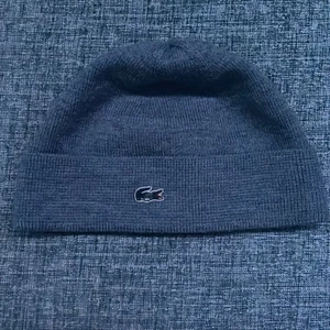 Lacoste mössa - Använd 1 vinter. Cond 9/10. Skriv för mer information 