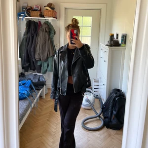 Skinnjacka Nelly  - Säljer min fina skinnjacka från Nelly som jag använde under förra hösten. 