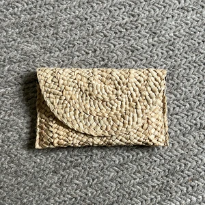 Clutch Stråväska Strand - Snygg clutch/stråväska, perfekt för sommaren.☀️