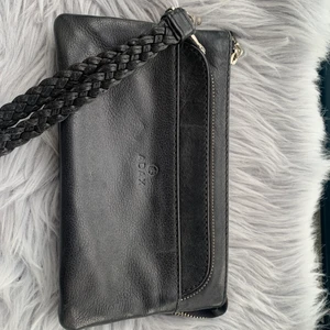 Äkta adax  - Säljer denna adax äkta plånbok men kan även ha den som liten väska då handtag för handen finns. I äkta skinn 