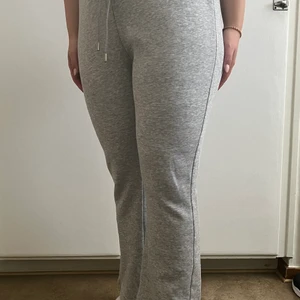 Gråa mjukisbyxor - Storlek 42, bootcut nertill och snörning i midjan.