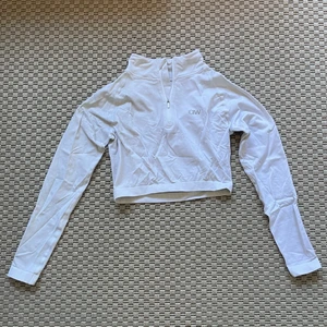 Träningstopp  - Vit croppad tröja från ICIW. Hel och fin.