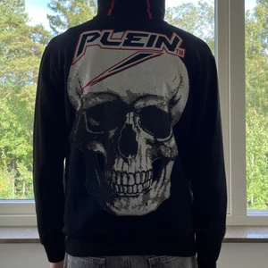 Philipp Plein hoodie - Svart hoodie från Philipp plein med swarovski kristaller på baksidan.  Tröjan är i bra skick. Nypris ligger på lite över 11 tusen.   Ifall ni vill ha bilder som bevisar äkthet eller närmare bilder är det bara att skriva.    Mvh Philip😁
