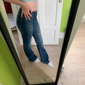 Crocker Jeans - Super fina lågmidjade Crocker jeans som tyvärr blivit för små, de är mörkblå och är i storlek 27/32!