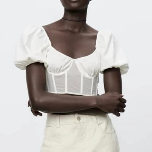 Zara topp - Vit topp från Zara en kombinerad korsett i storlek S, aldrig använd. 