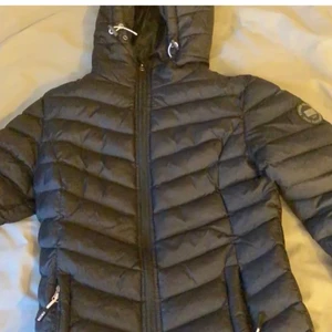 Vinterjacka - Snygg aldrig använd vinterjacka som jag köpte förra vintern, kom privat för frågor eller bilder!