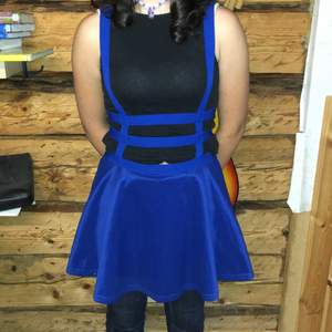 Denna kjol är väldigt blå som på bilden men den är fin. Dock är insidan i bak inte så ”fint gjort” (bild 3) men det syns inte i bak av kjolen (bild 2).