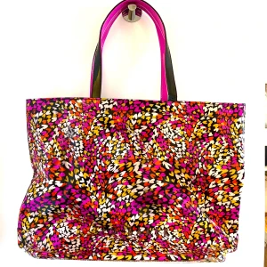 Väska  - Väska med hjärtan ❤️💜🧡 fint skick 