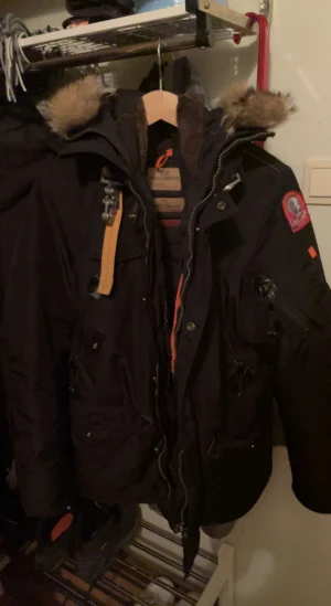 Parajumper Jacka  - Säljer en parajumper jacka i stl L. Jackan har inga skador och är helt äkta (pris går att diskutera)