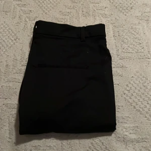 Kostymbyxor  - Detta är ett par lågmidjade kostymbyxor som jag ej använder. Det är i fint skick men tar åt sig hår väldigt fort.💗