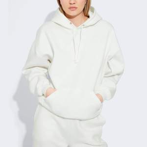 Den trendiga hoodien från BikBok i färgen vit. Använd men i nästan nyskick! Storlek xs men passar mig med S. (Nypris 300-400kr)