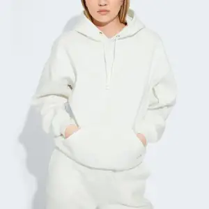 Den trendiga hoodien från BikBok i färgen vit. Använd men i nästan nyskick! Storlek xs men passar mig med S. (Nypris 300-400kr)