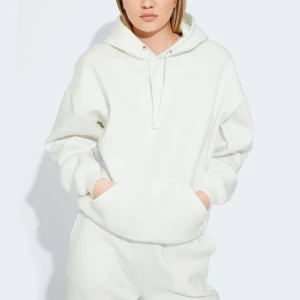 Vit Hoodie - Den trendiga hoodien från BikBok i färgen vit. Använd men i nästan nyskick! Storlek xs men passar mig med S. (Nypris 300-400kr)