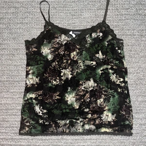 BRODYR MESH LINNE - Så fint grönt multifärgat linne. Det är en slags blandning mellan mesh och brodyr. Justerbara band. Detaljrik med fina band längs toppen. Tyvärr stor på mig men sååååååå fin💗💗💗💗💗💗