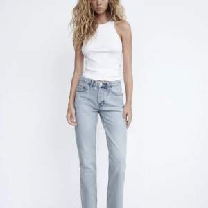 Ljusblå jeans från zara i modellen mid waist straight