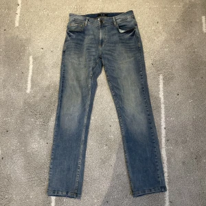 Jeans - mina favorit jeans passar ej längre därför väljer jag att sälja dem, bilder finns om ni vill ha bild på dem👍🏼