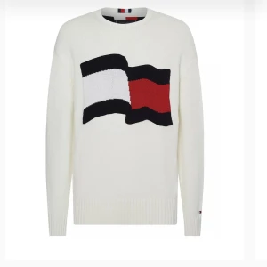 OANVÄND STICKAD TOMMY HILFIGER TRÖJA - säljer denna supersnygga tommy hilfiger tröjan. den är använd en gång! säljer pga aldrig använder den. inköpt för tommy hilfigers butik för 1799 kr!