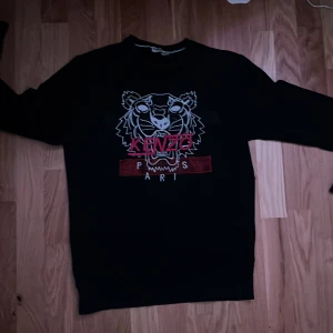 Kenzo tröja  - En tvär fett kenzo tröja som jag köpt men tyvärr blivit för liten.   Storleken är S. Dma gärna vid intresse samt frågor   om tröjan . priset går att diskutera.