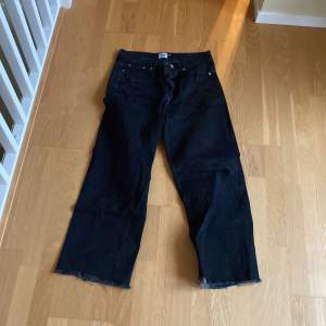 Svarta jeans från lager 157 som endast har används några få gånger!! Skönt material som är i mycket bra skick! orginalpris: 200kr