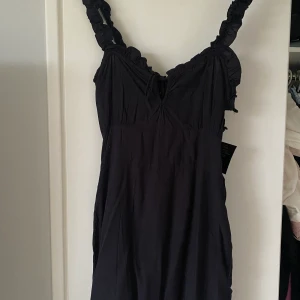 Svart klänning - Svart klänning från Nelly med prislapp kvar💞storlek S