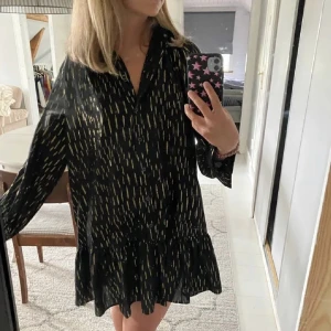 Nyårs klänning!! - Superfin klänning med guldiga detaljer!! Perfekt till nyår!! Priset är diskuterbart. Från zara!