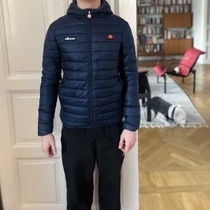 Ellessse jacka - Mörkblå Ellesse jacka i mycket gott skick. 