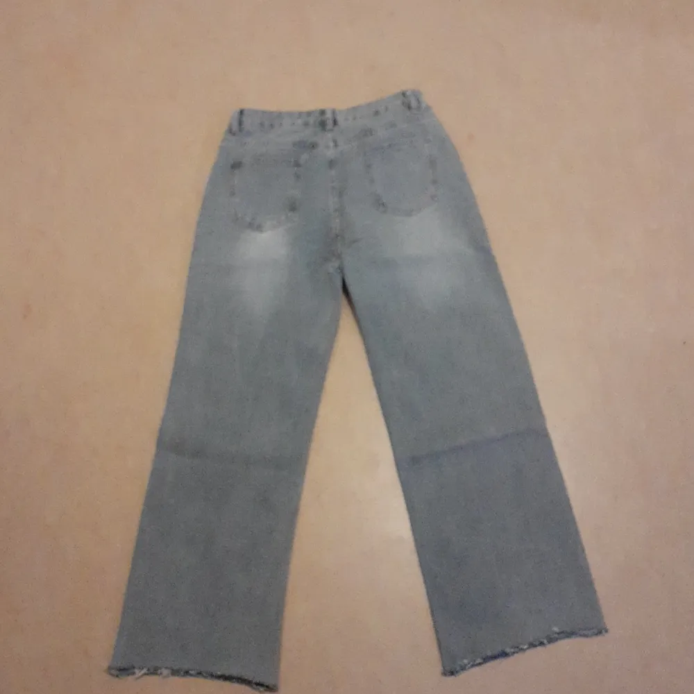 Det här är en ny byxa jag beställde  . Jag säljer den för att den är för liten för mig. Byxan är i jätte bra skick eftersom jag inte har använt den alls.. Jeans & Byxor.